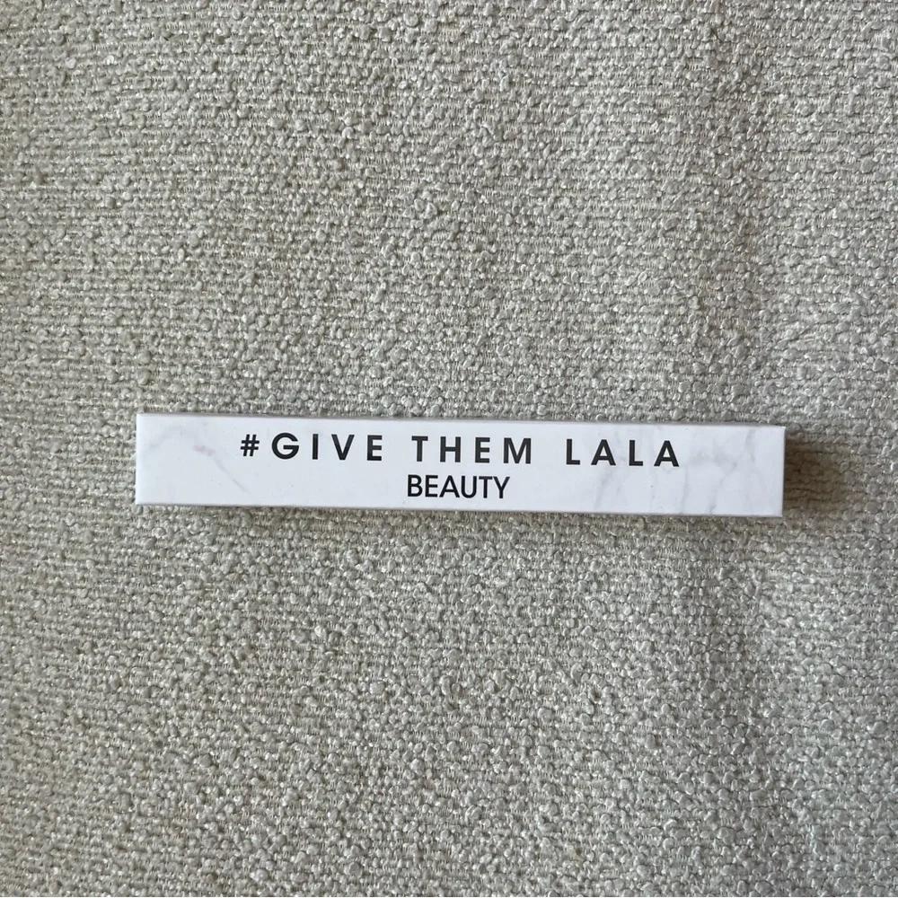 GIVE THEM LALA Beauty Matte & Moisture 2 in 1 Lip Duo Wand In Birthday Suit